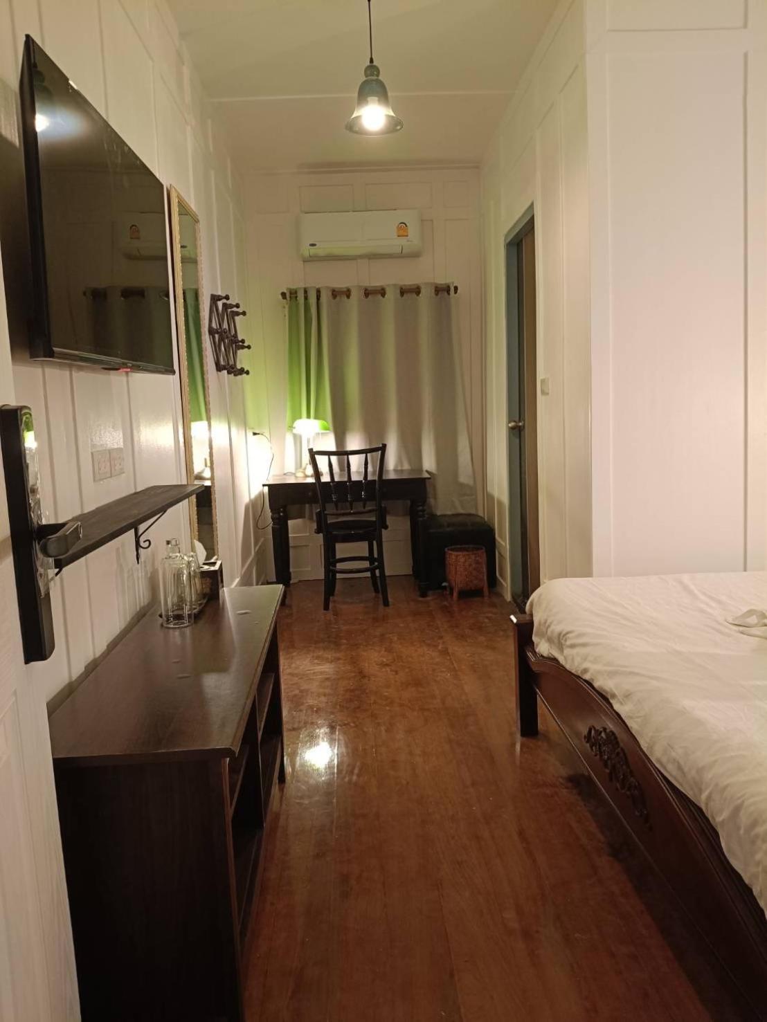Baan Debtida Hotel Банкок Екстериор снимка