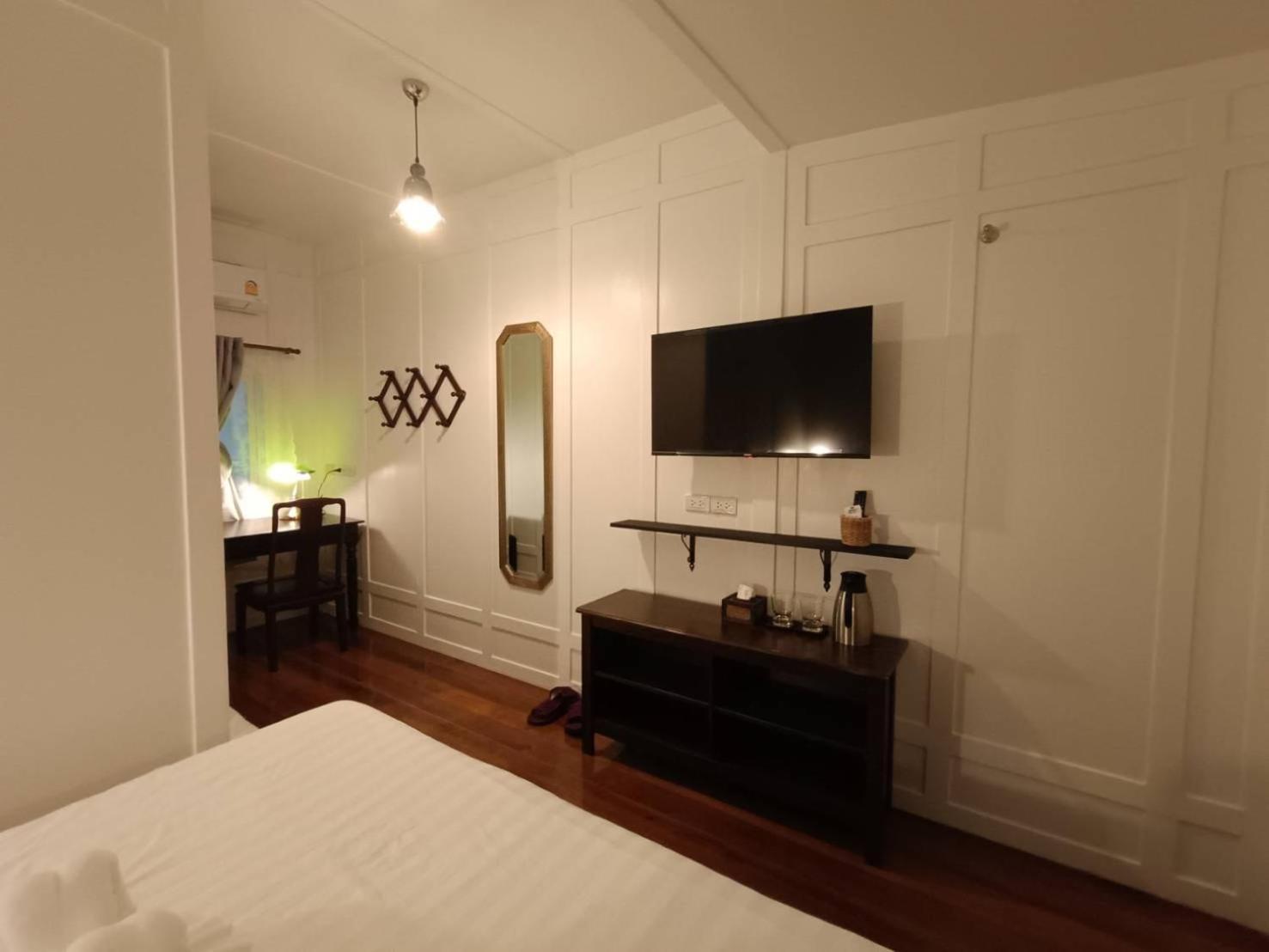 Baan Debtida Hotel Банкок Екстериор снимка