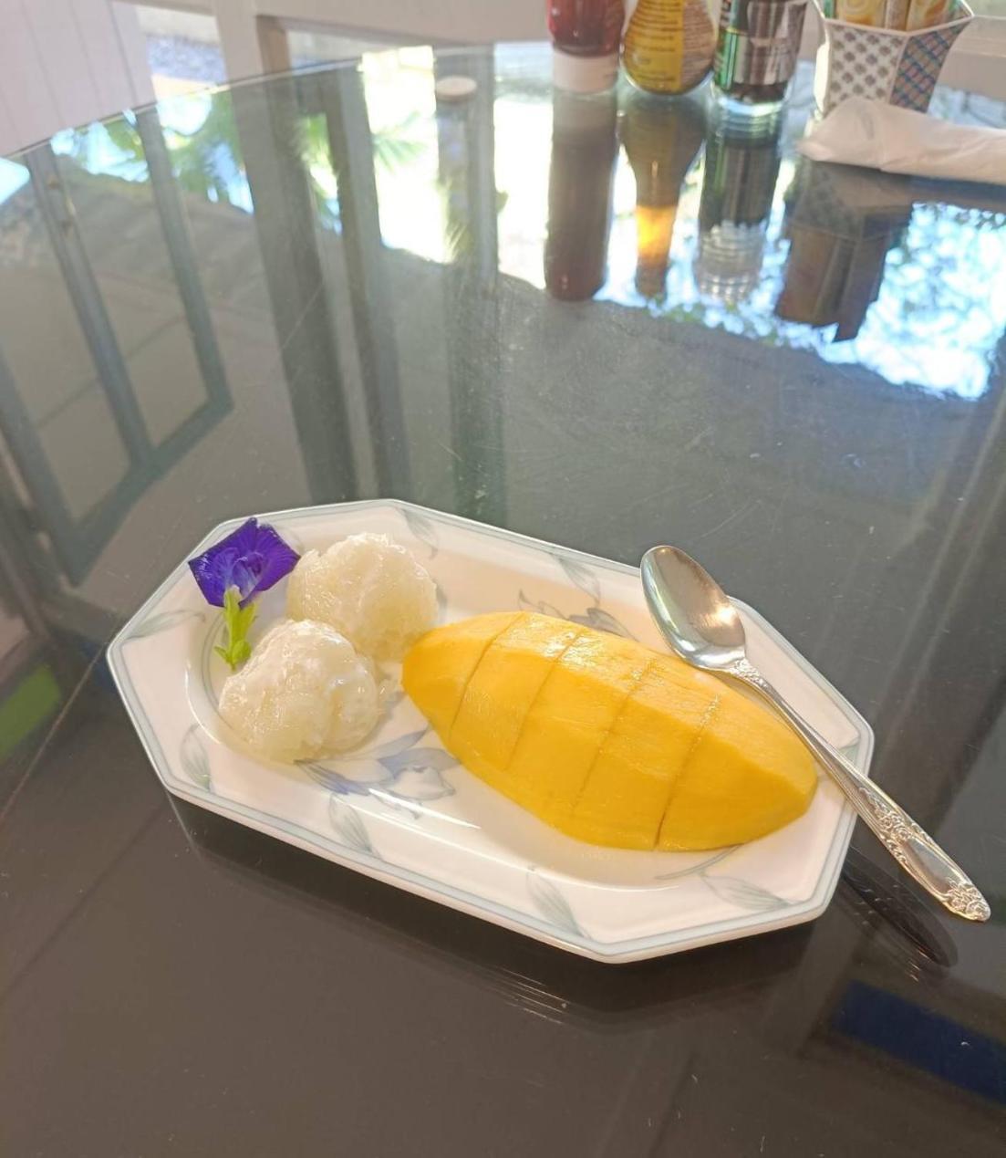 Baan Debtida Hotel Банкок Екстериор снимка