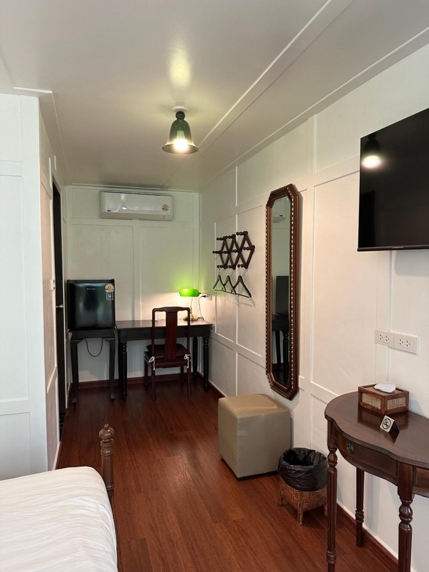 Baan Debtida Hotel Банкок Екстериор снимка